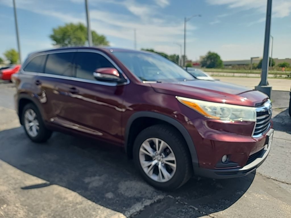 Used 2016 Ooh La La Rouge Mica Toyota LE Plus V6 image 1
