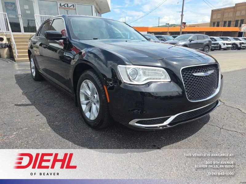 2022 Chrysler 300 Touring's photo