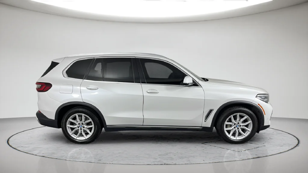 Used 2021 White BMW xDrive40i image 6