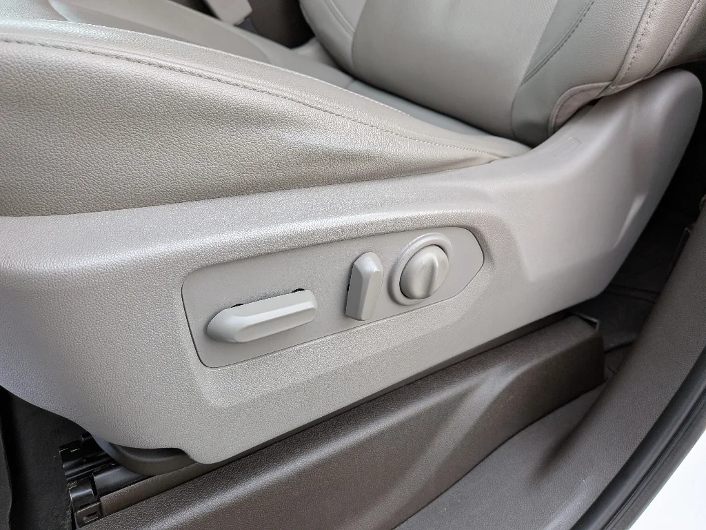 Used 2022 Summit White Chevrolet LTZ image 20