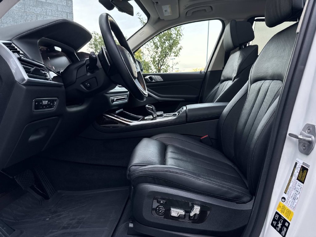 Used 2019 White Metallic BMW xDrive40i image 22