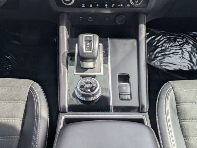 Used 2024  Mitsubishi SE Black Edition image 20