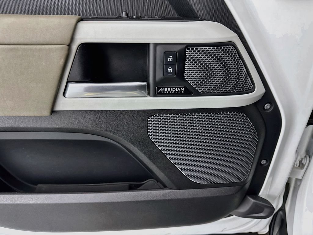 Used 2023 White Land Rover SE image 19