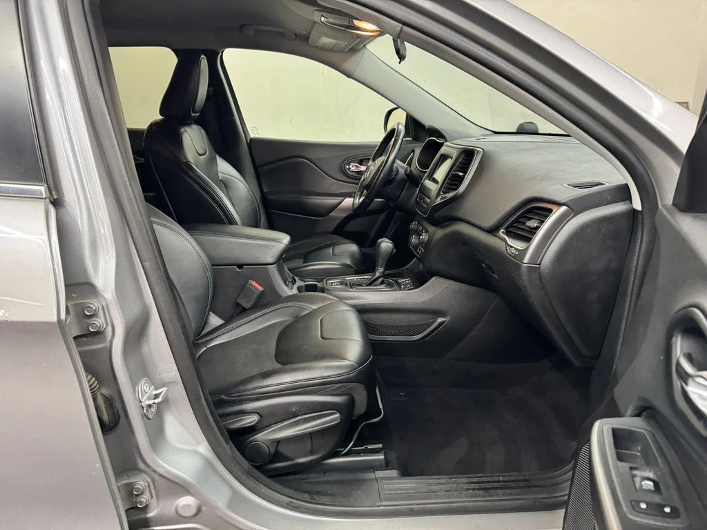 Used 2019 Silver Jeep Latitude Plus image 27