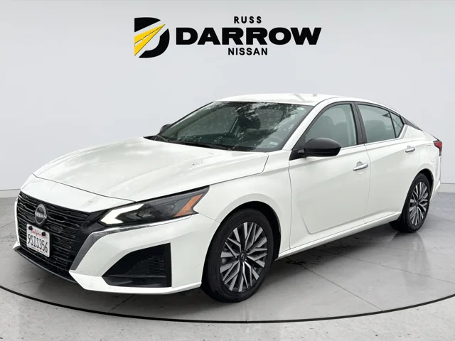 Used 2025 White Nissan 2.5 SV image 1