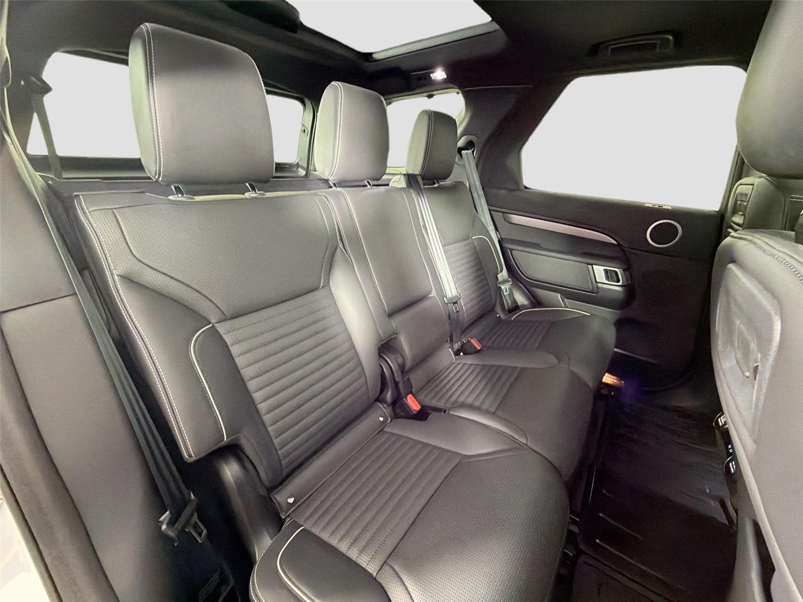 Certified Used 2024 Fuji White Land Rover Dynamic SE image 28