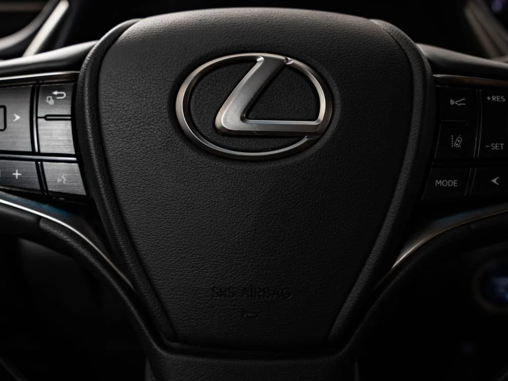 Certified Used 2020 OBSIDIAN Lexus 300h Ultra Luxury image 31