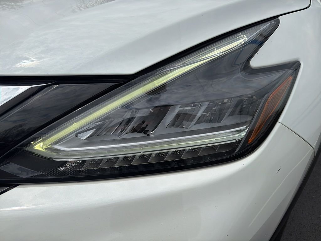 Used 2019 White Nissan SL image 9