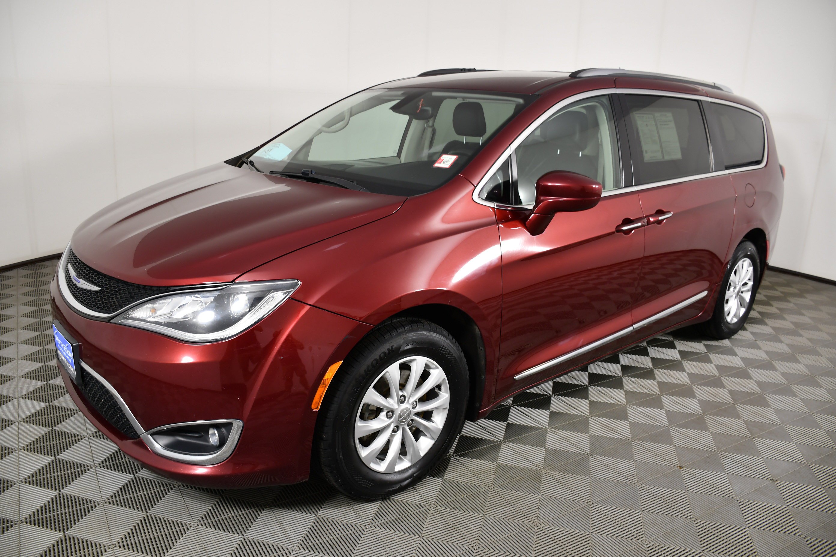 Used 2019 Velvet Red Pearlcoat Chrysler Touring L image 10