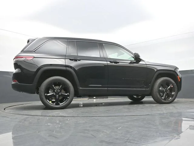 New 2026 Diamond Black Crystal Pearlcoat Jeep Limited image 44