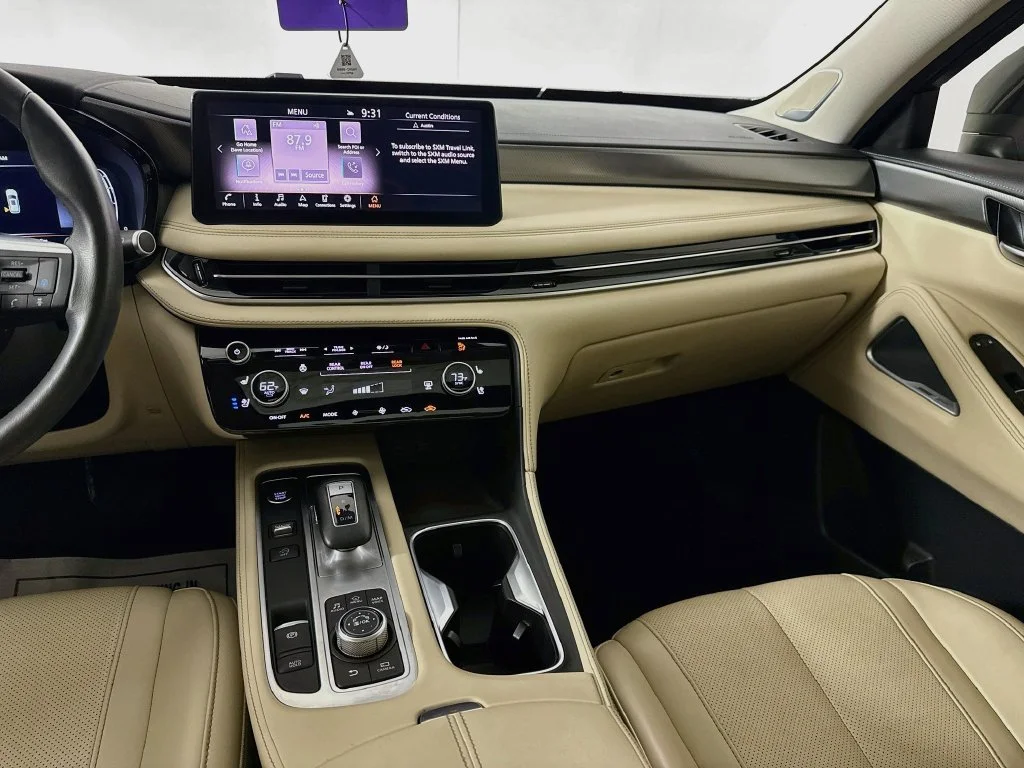 Certified Used 2024 White INFINITI LUXE image 32