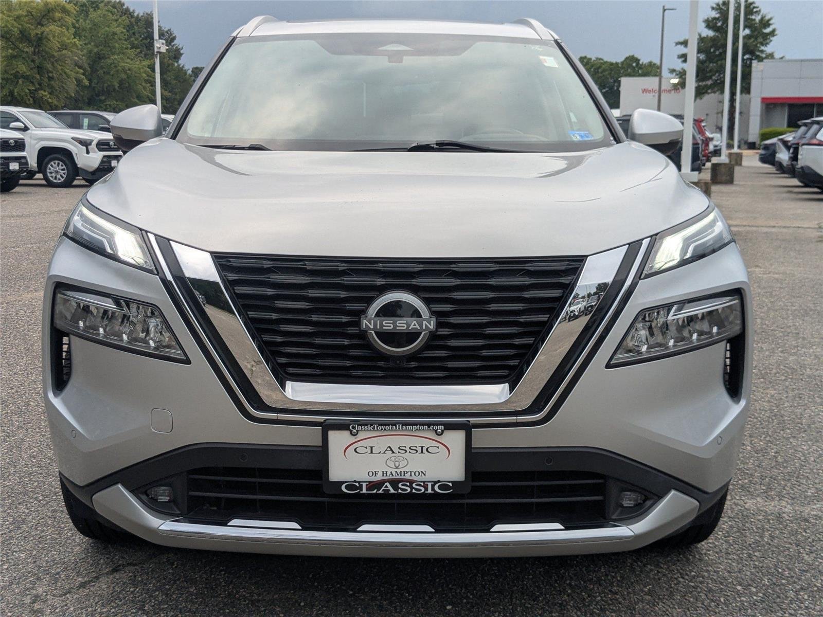 Used 2022 Brilliant Silver Metallic Nissan Platinum image 8