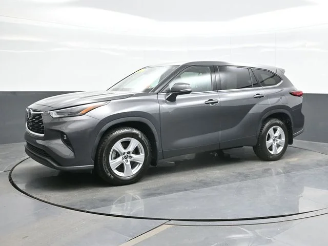 Used 2022 Gray Toyota LE image 5
