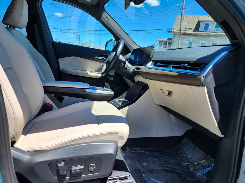 Used 2023 Green BMW xDrive28i image 11