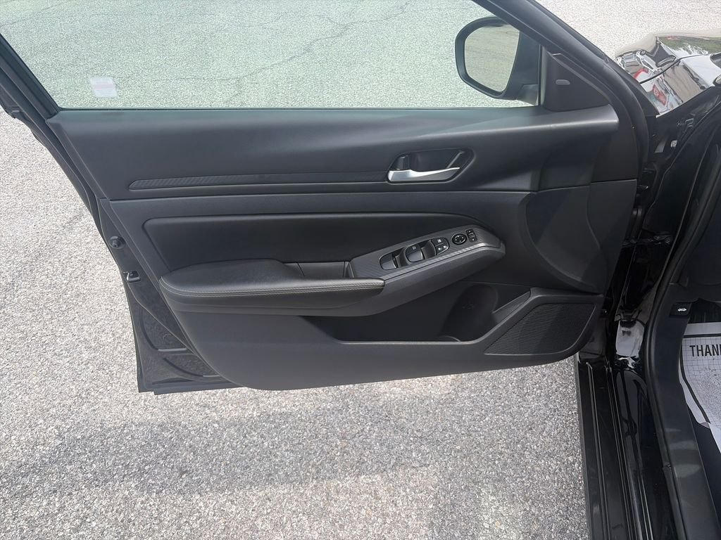 Used 2025 Super Black Nissan 2.5 SV image 11