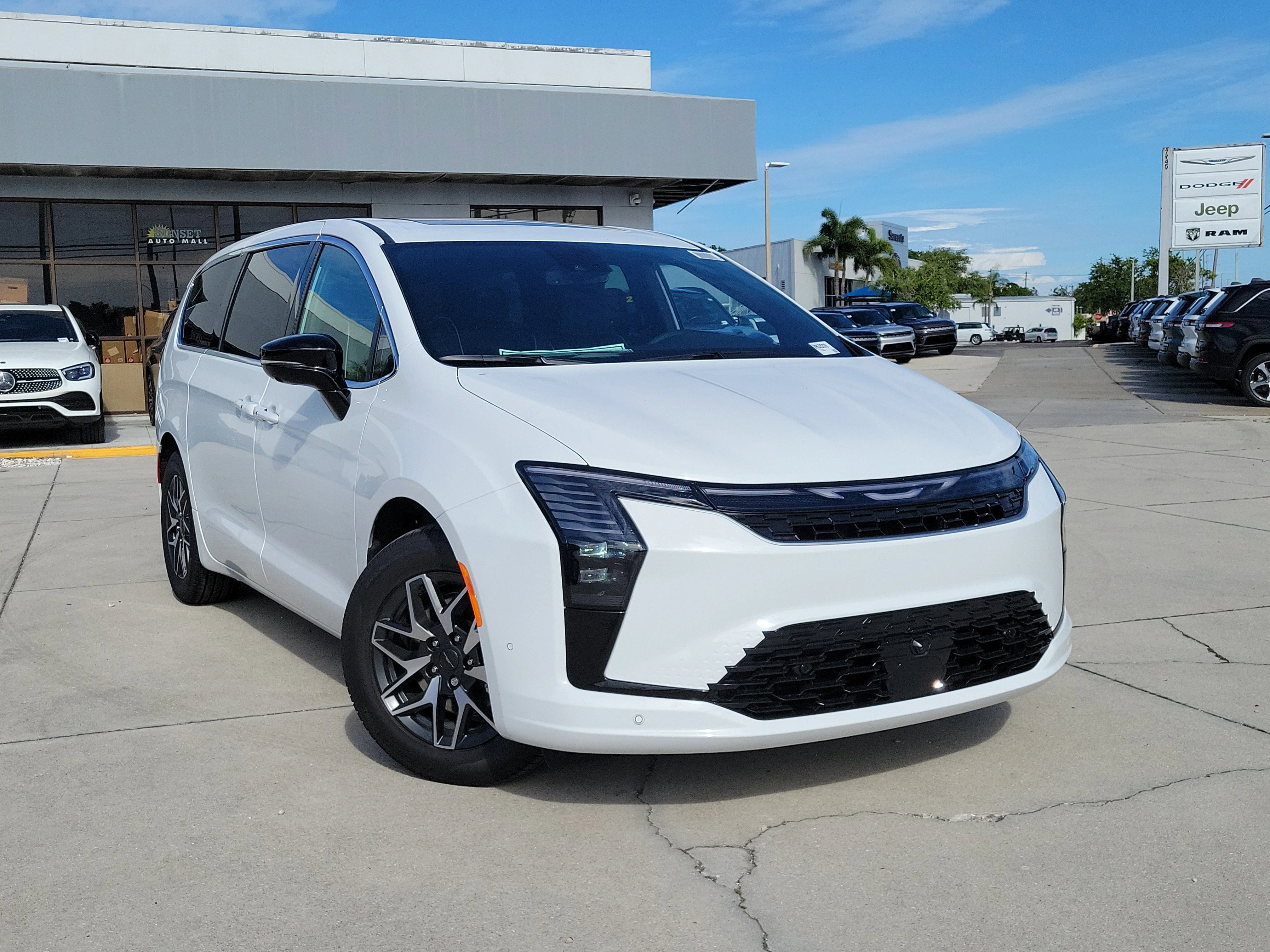 2027 Chrysler Pacifica Limited's photo
