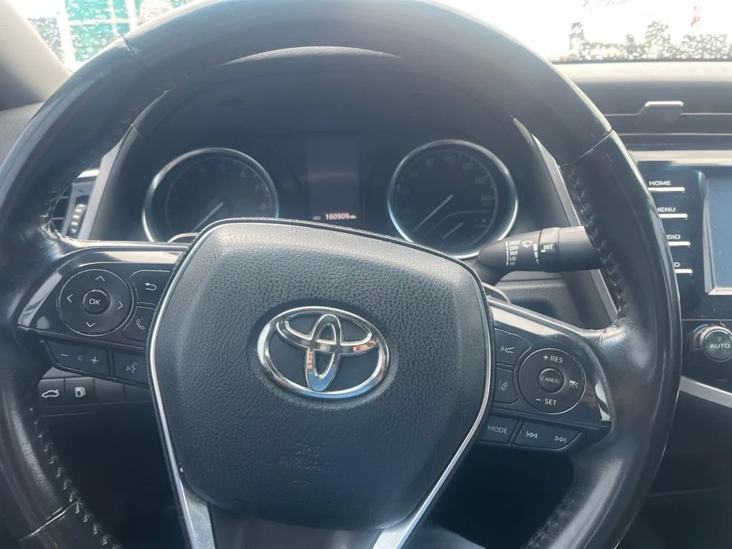 Used 2018 White Toyota SE image 9