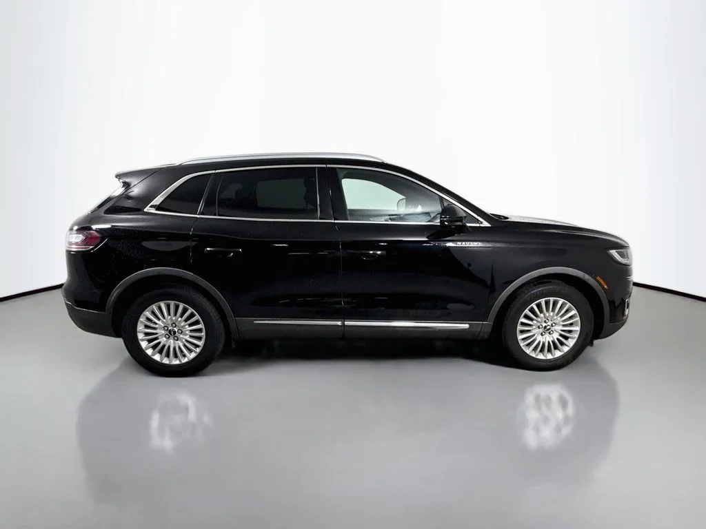Used 2019 Infinite Black Metallic Lincoln Standard image 12