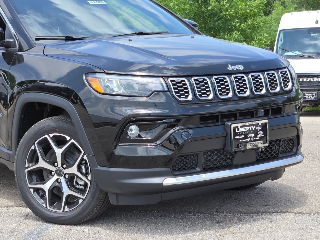 New 2026 Diamond Black Crystal Pearlcoat Jeep Limited image 4
