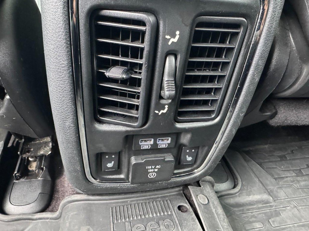 Used 2018 Diamond Black Crystal Pearlcoat Jeep Overland image 12