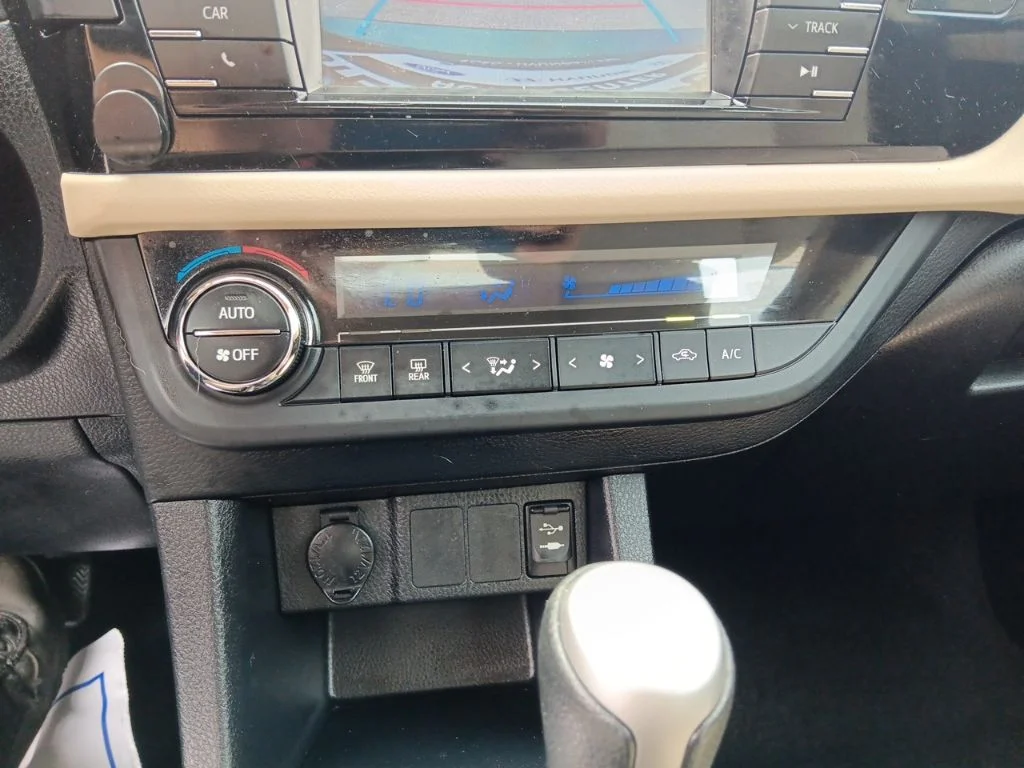 Used 2014 4Evergreen Mica Toyota LE image 23