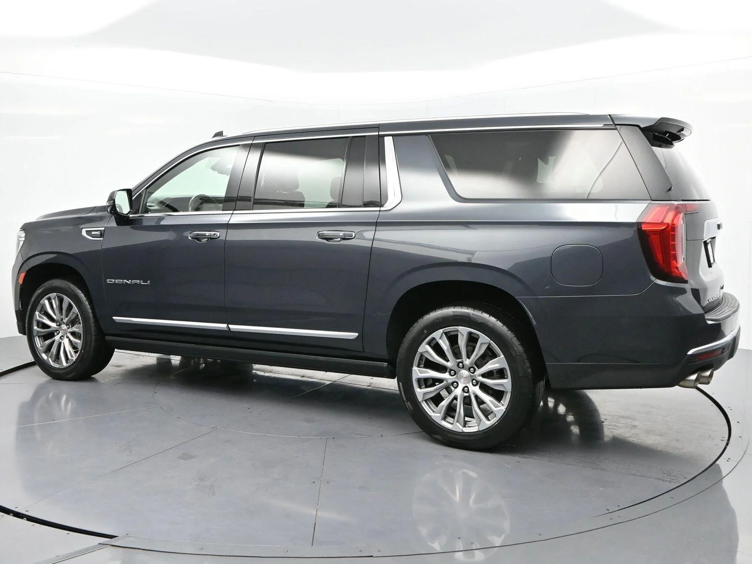 Used 2021 Hunter Metallic GMC Denali image 5