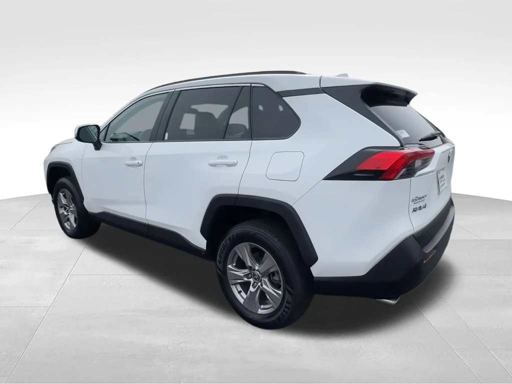 Used 2022 White Toyota XLE image 7