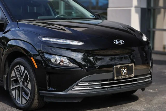 Used 2023 Ultra Black Hyundai SE image 2