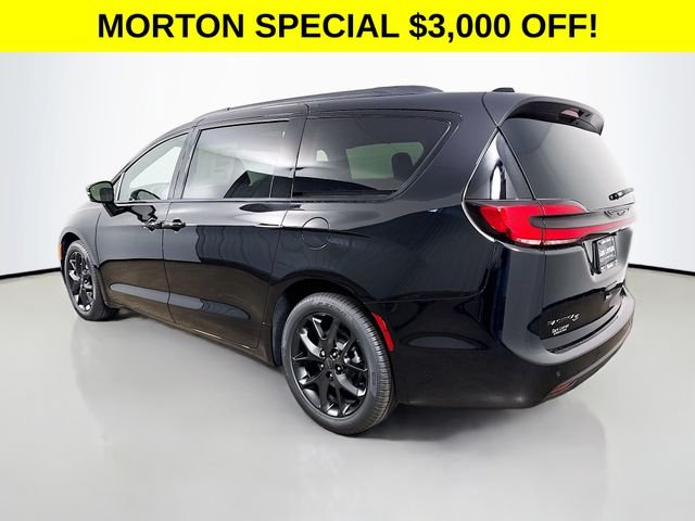 New 2027 Diamond Black Crystal Pearl-Coat Exterior Paint Chrysler Limited image 5