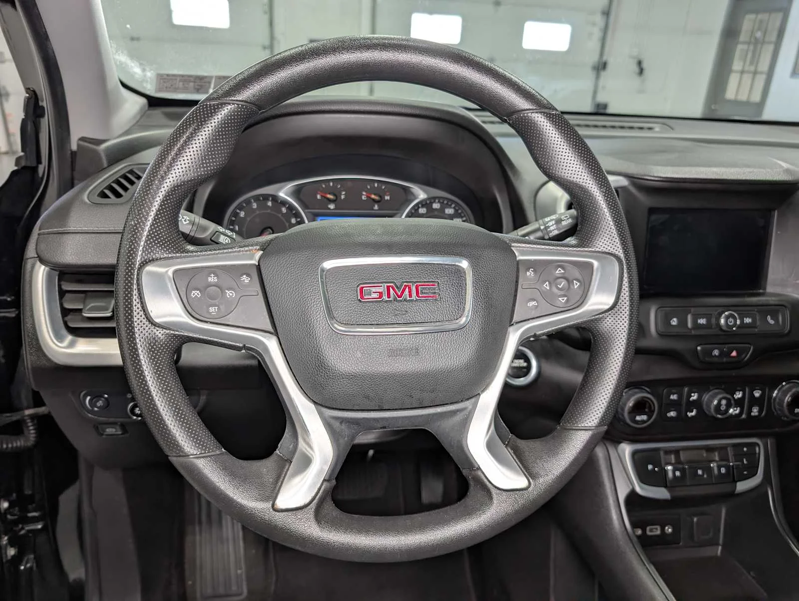 Used 2022 Ebony Twilight Metallic GMC SLE image 37