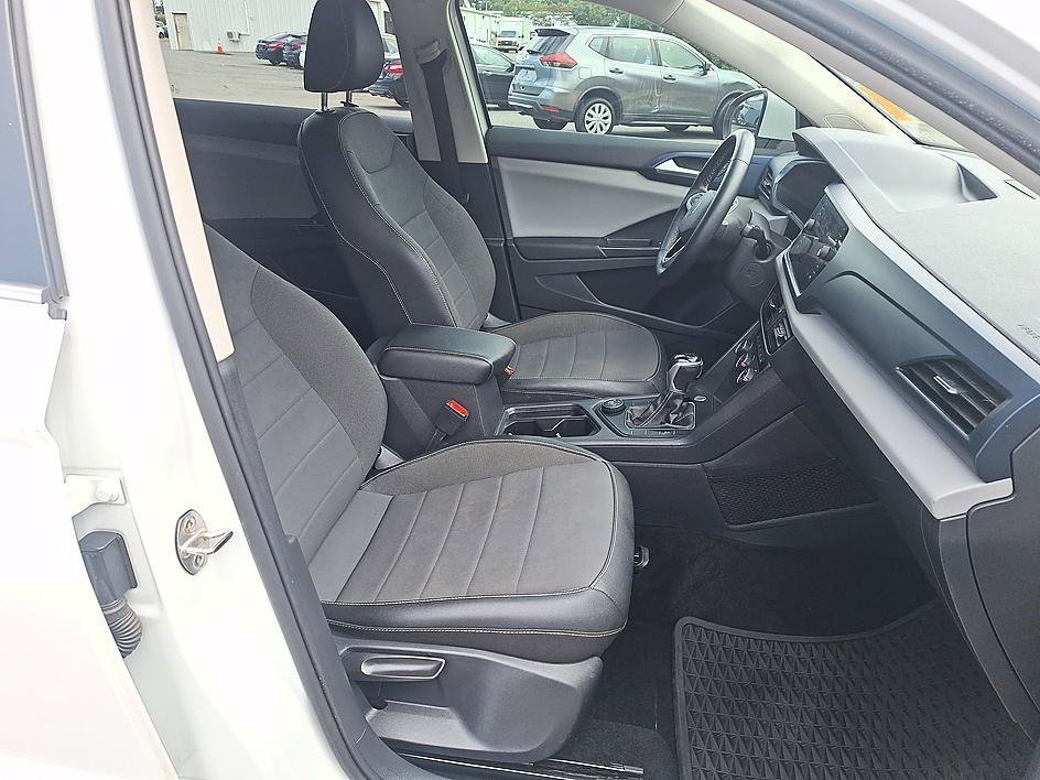Used 2022 Pure White Volkswagen SE image 21