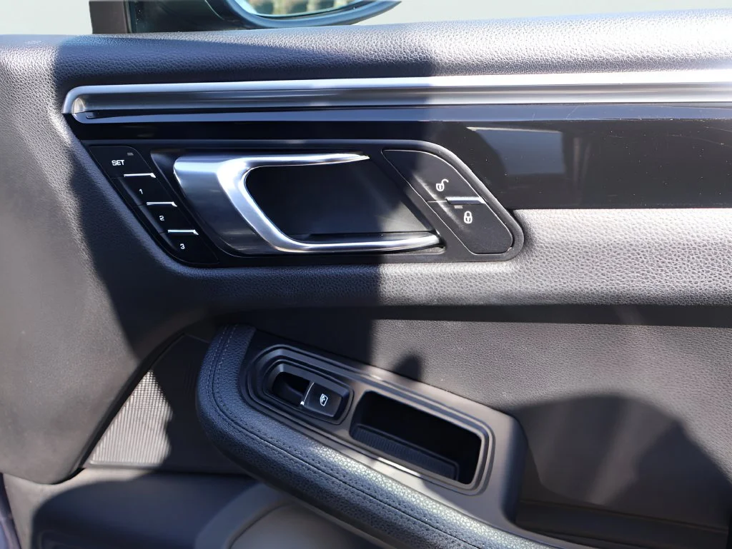 Used 2018  Porsche Base image 8