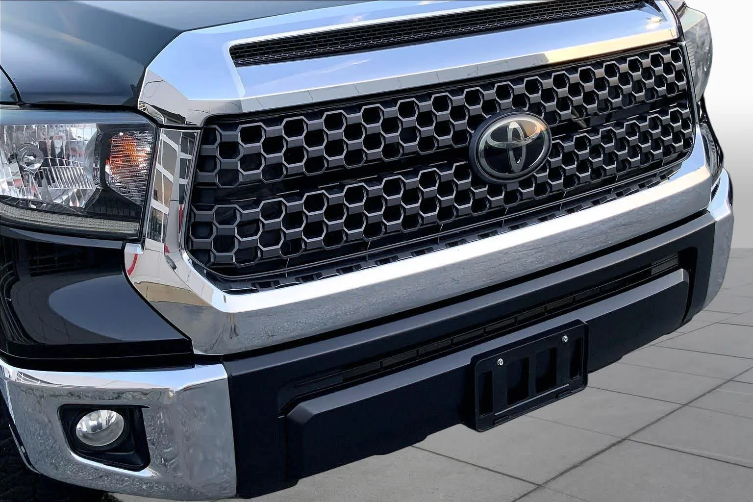 Used 2019 Midnight Black Metallic Toyota SR5 image 29