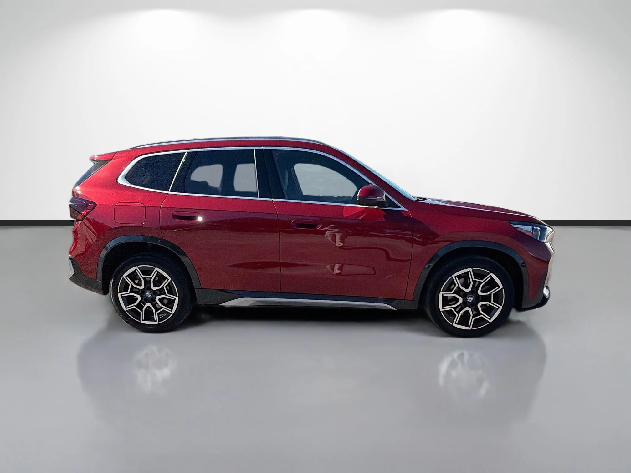 Used 2026 Vegas Red Metallic BMW xDrive28i image 2