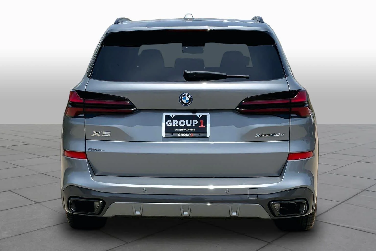 New 2026 Skyscraper Grey Metallic BMW xDrive50e image 4