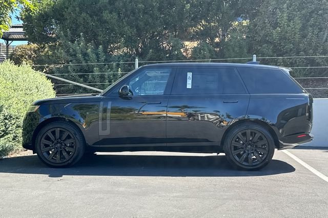 New 2026 Obsidian Black in Gloss Finish Land Rover SE image 2