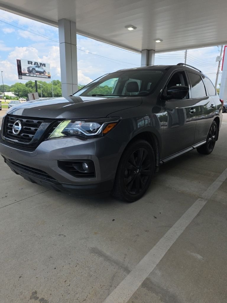 Used 2018 Gray Nissan SL image 1