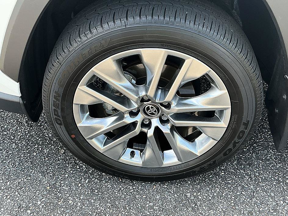 Used 2025 Pearl Toyota XLE Premium image 7