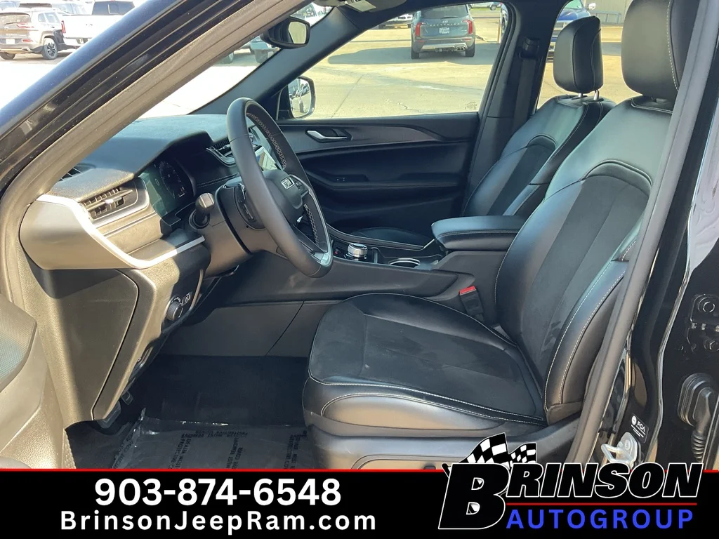Used 2024 Diamond Black Crystal Pearlcoat Jeep Altitude image 25