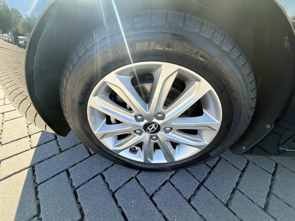 Used 2016 Black Hyundai SE image 10