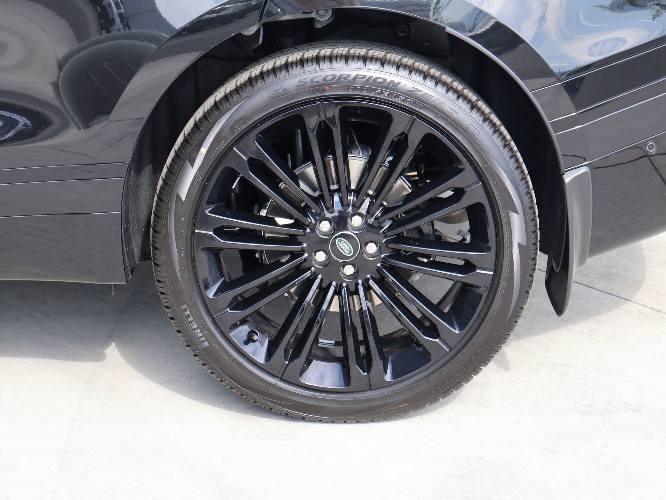 New 2026 Santorini Black LAND ROVER Belgravia Edition image 18