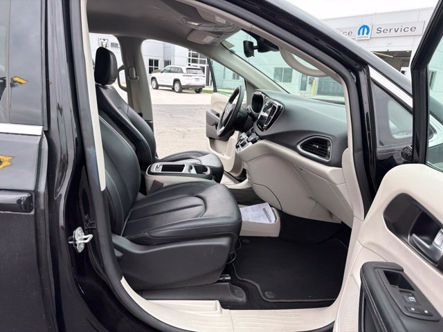 Used 2024 Black Chrysler Touring L image 9