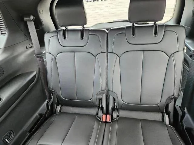 New 2026 Diamond Black Crystal Pearl-Coat Exterior Paint Jeep Limited image 26