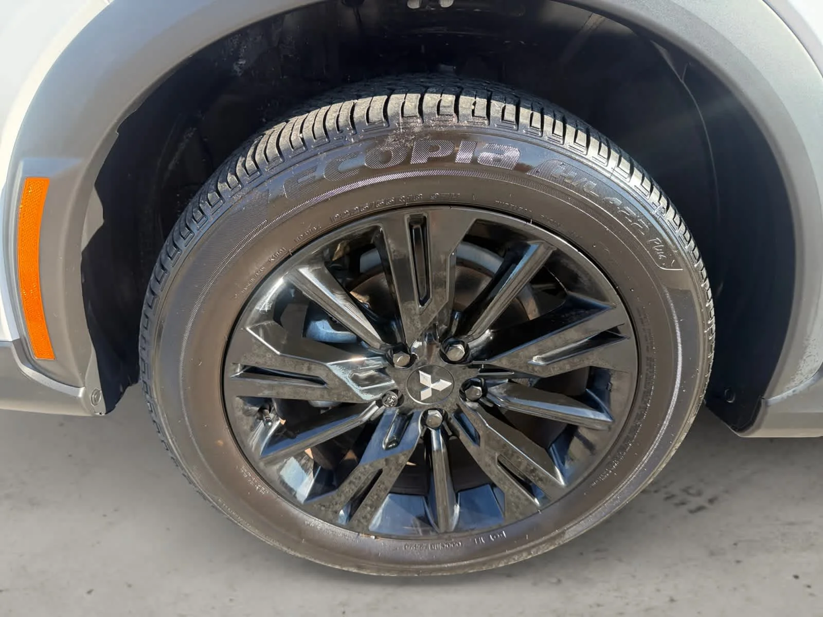 Used 2025 White Diamond Mitsubishi Black Edition image 10