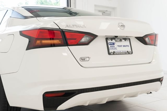 Used 2022 White Nissan 2.5 S image 9