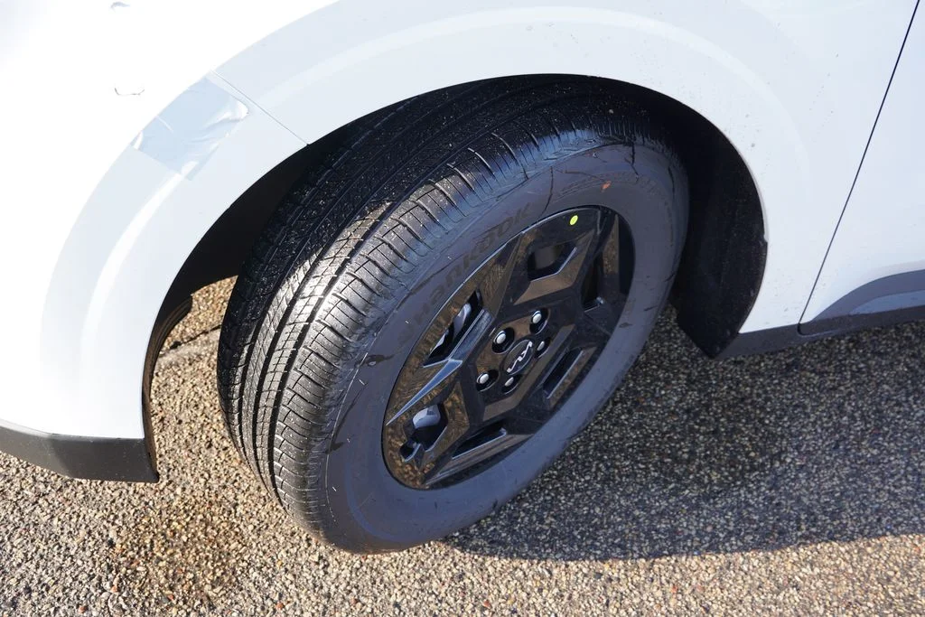 New 2026 Snow White Pearl Kia LXS image 9