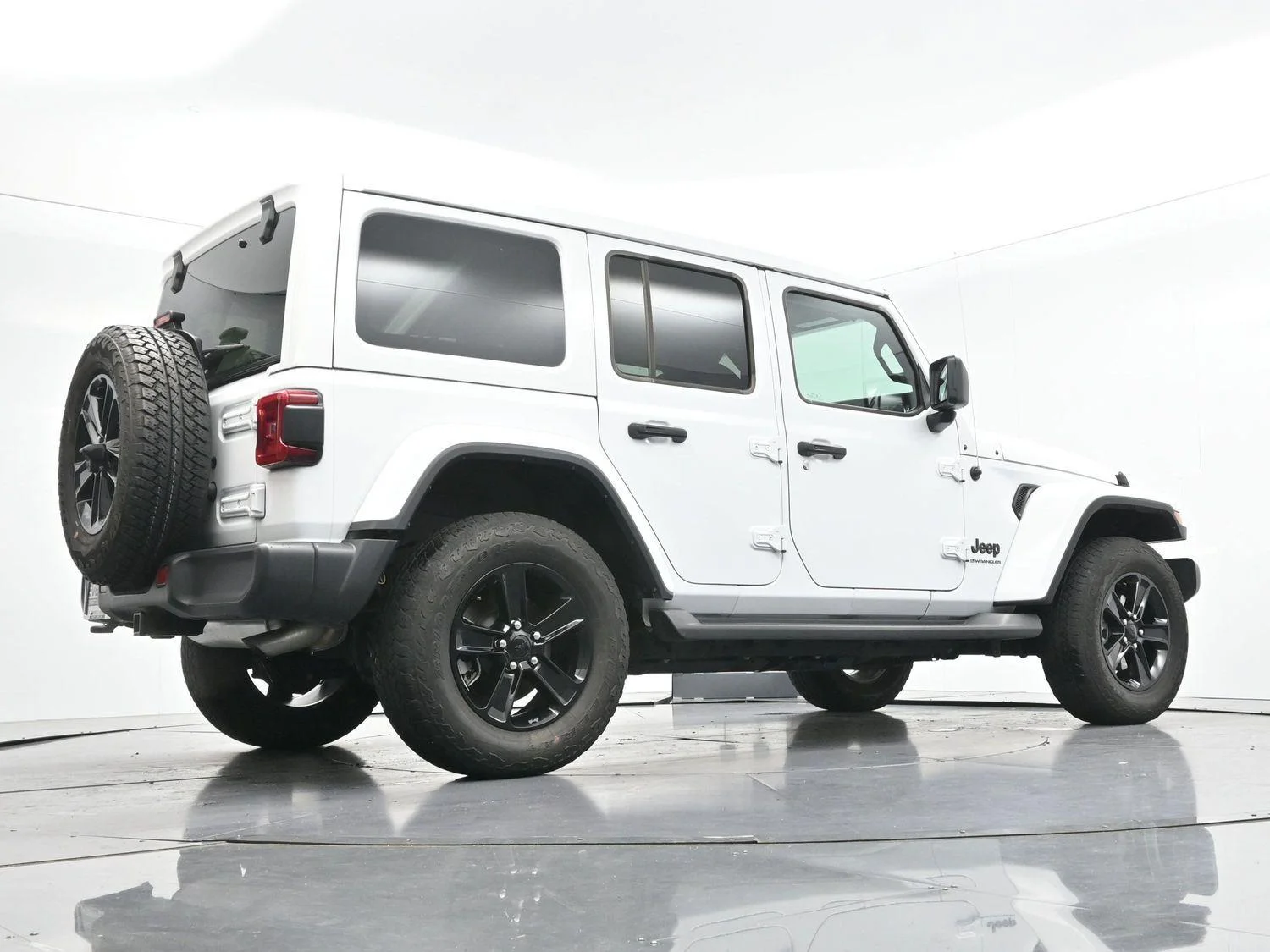 Used 2023 White Jeep Sahara Altitude image 48