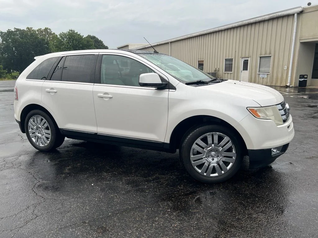 Used 2010 White Ford Limited image 2