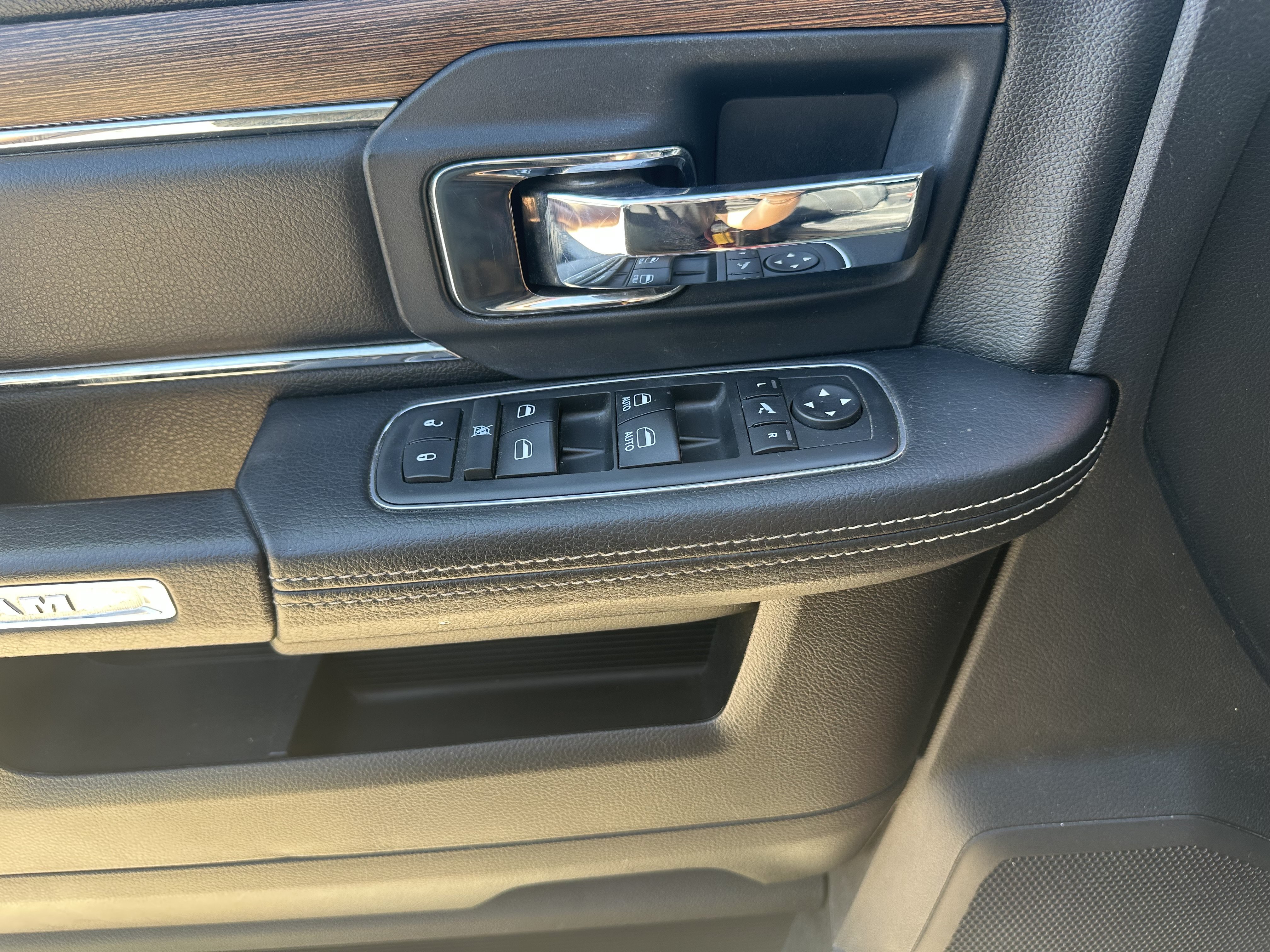 Used 2018 Delmonico Red Pearlcoat Ram Laramie image 11