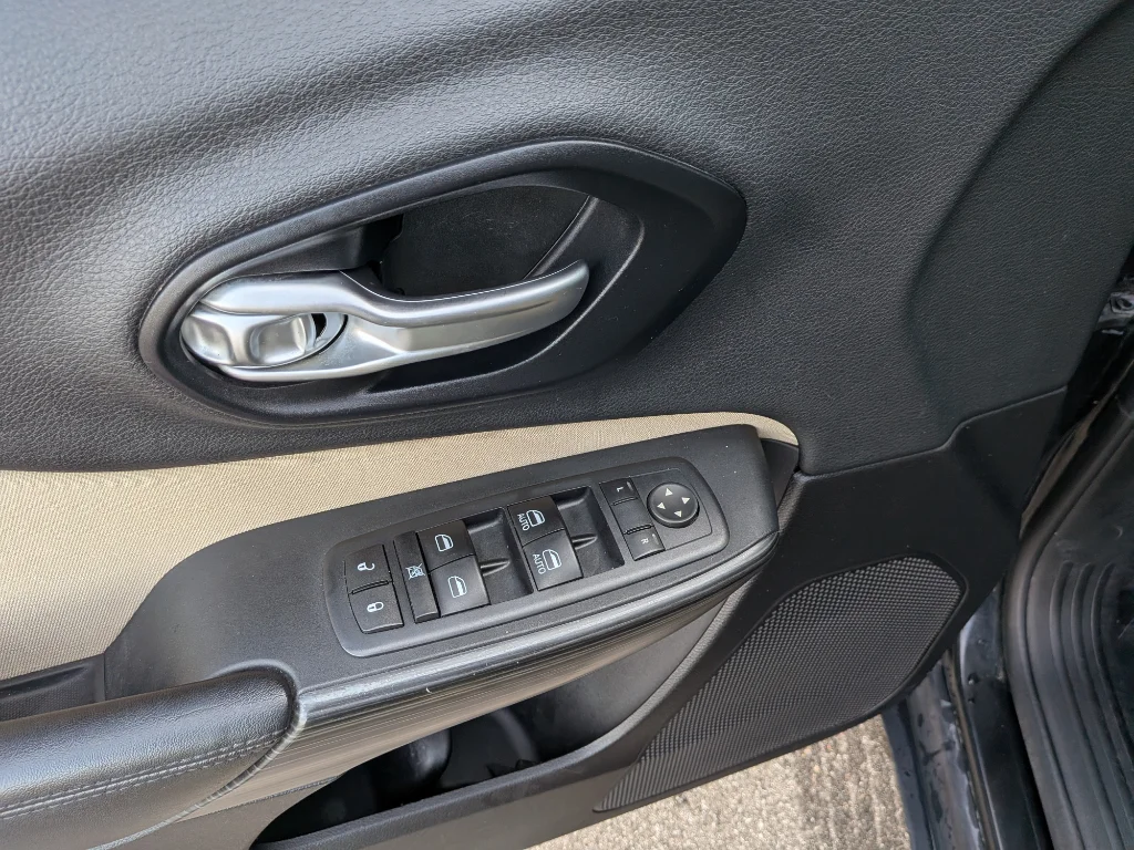 Used 2015 Brilliant Black Crystal Pearlcoat Jeep Latitude image 24